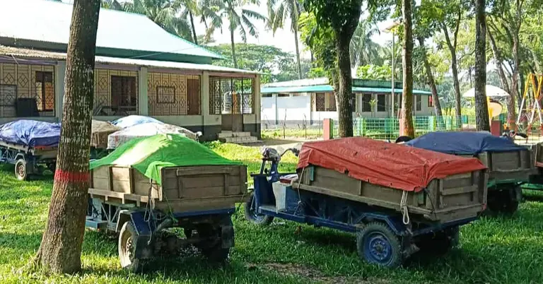 বালু পরিবহনের কাজে ব্যবহৃত অটোভ্যান জব্দ